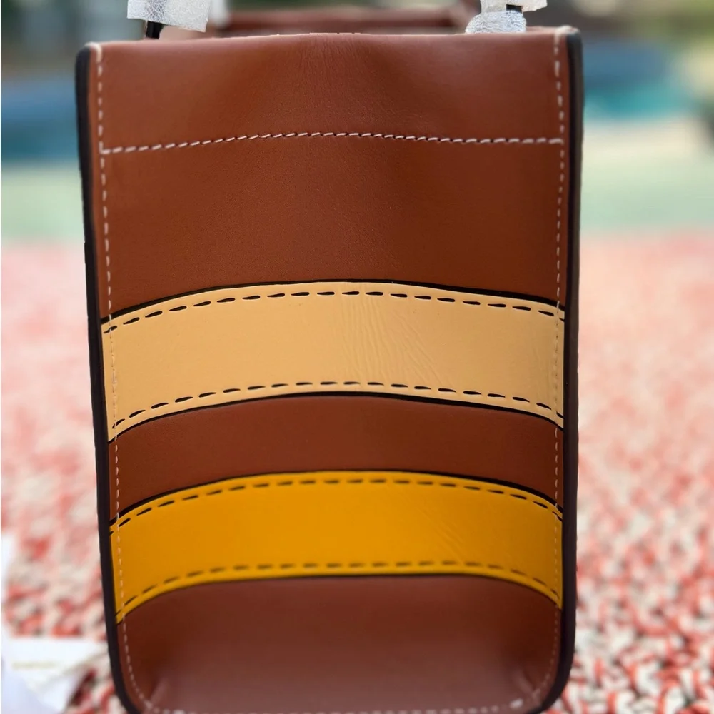 Coach Cashin Carry 22 With Trompe L'oeil Print. NWT. - Picture 3 of 9